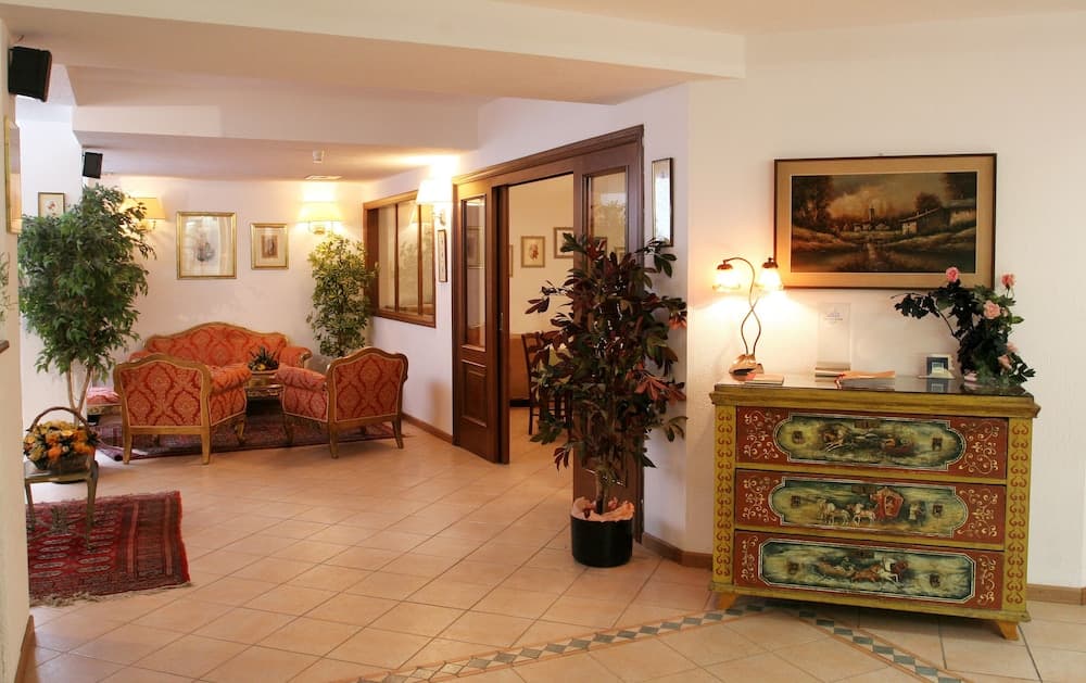 Lobby lounge