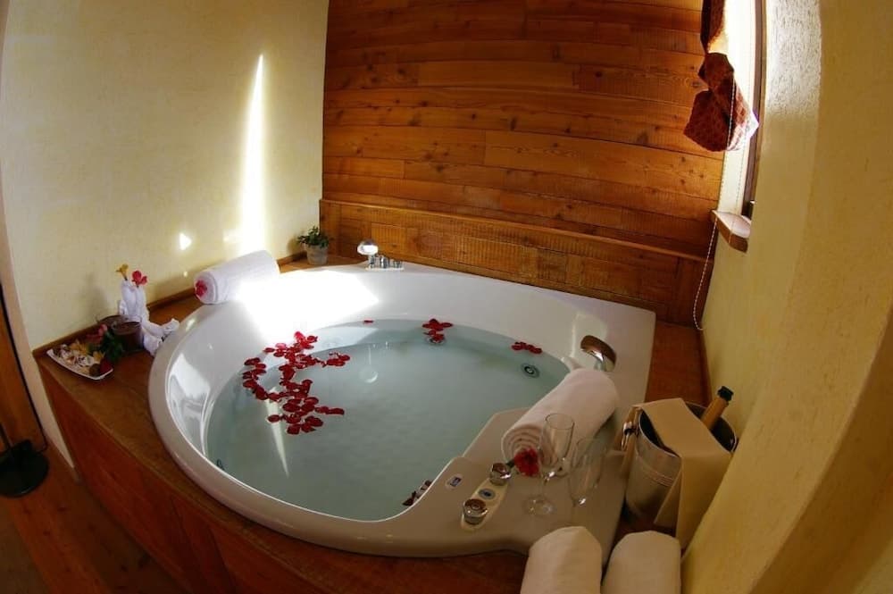 Private spa tub