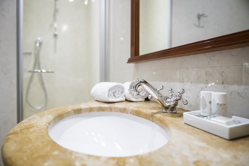 Bathroom sink