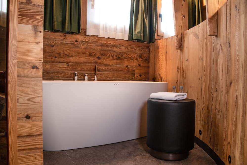 Private spa tub