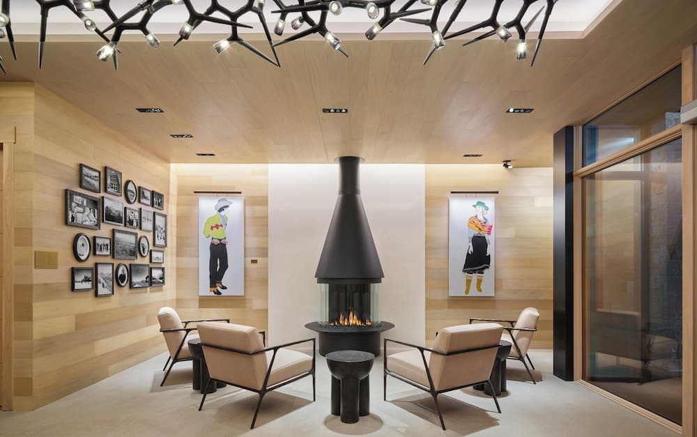 Lobby lounge
