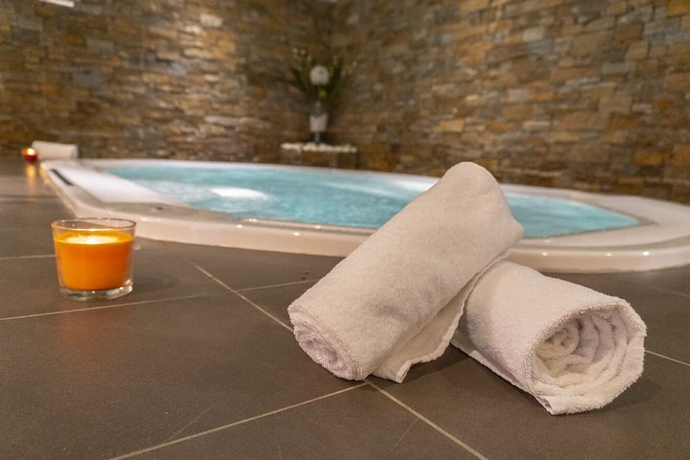 Indoor spa tub