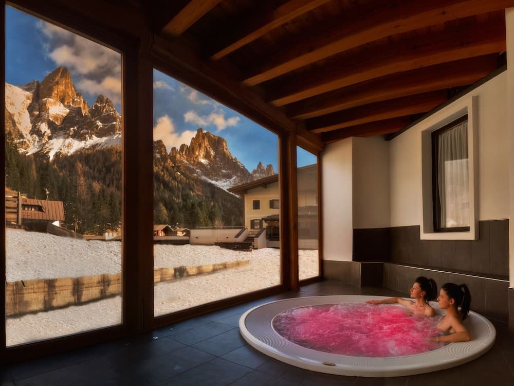 Indoor spa tub