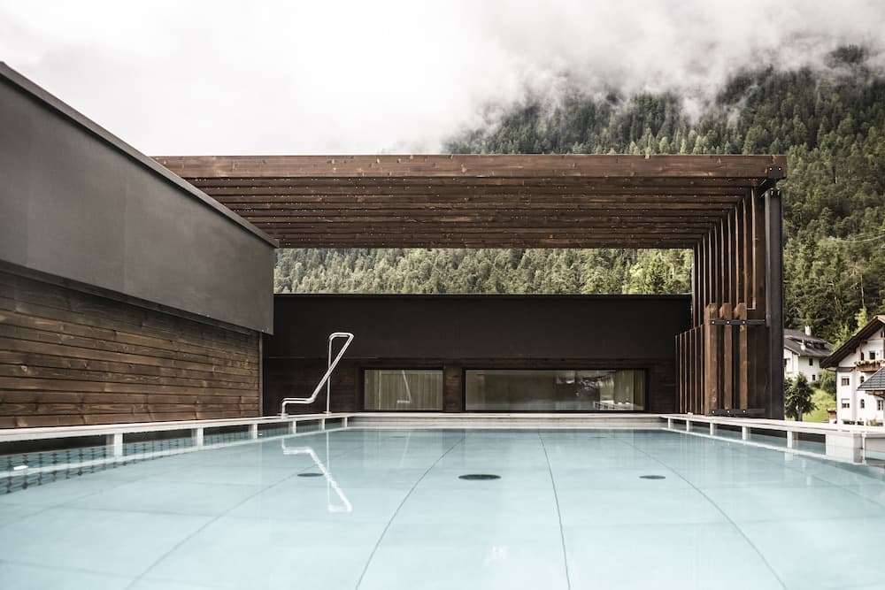Indoor/outdoor pool