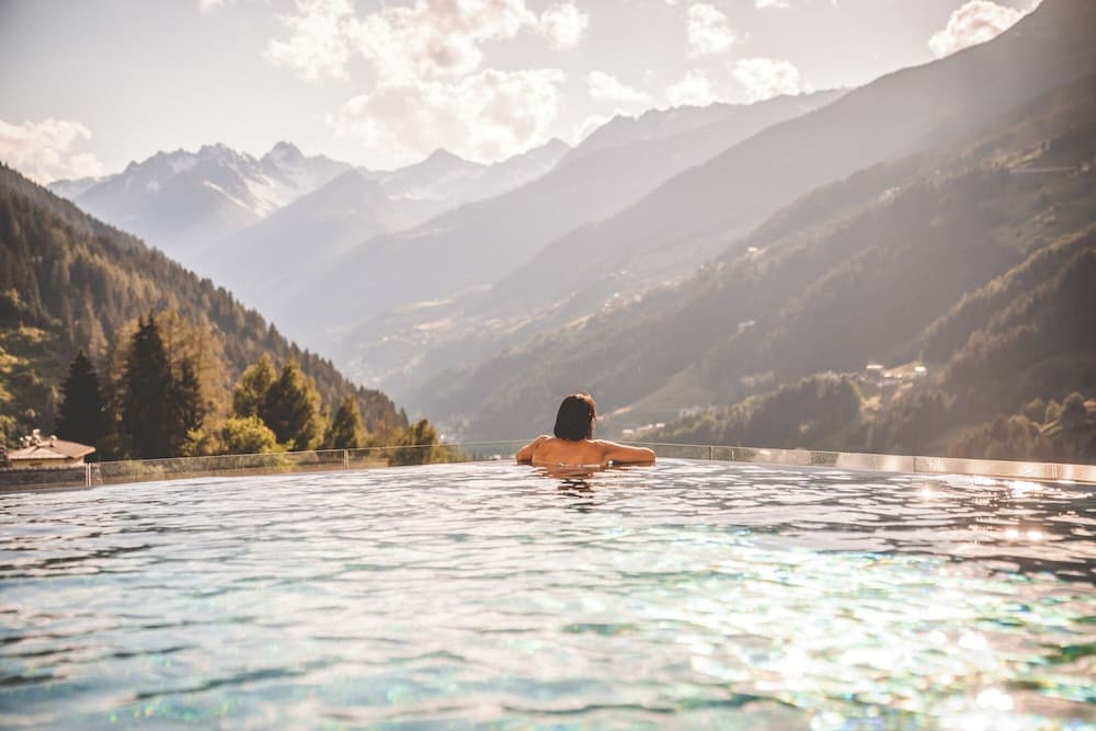 Infinity pool