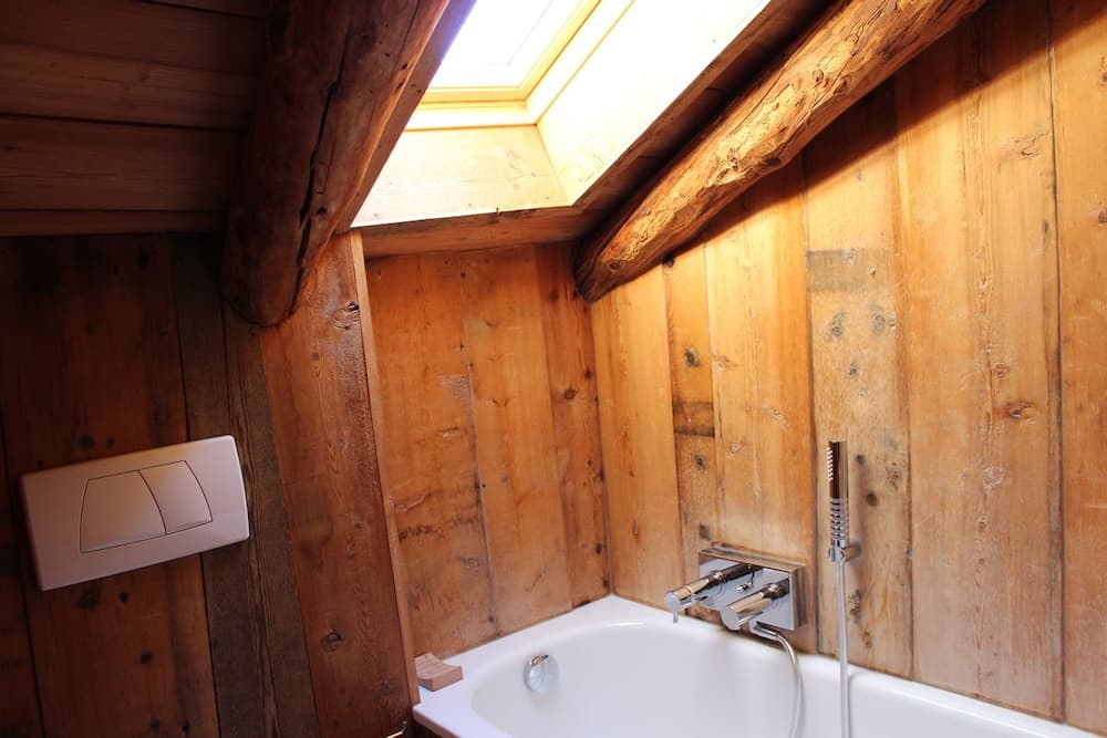 Deep soaking bathtub