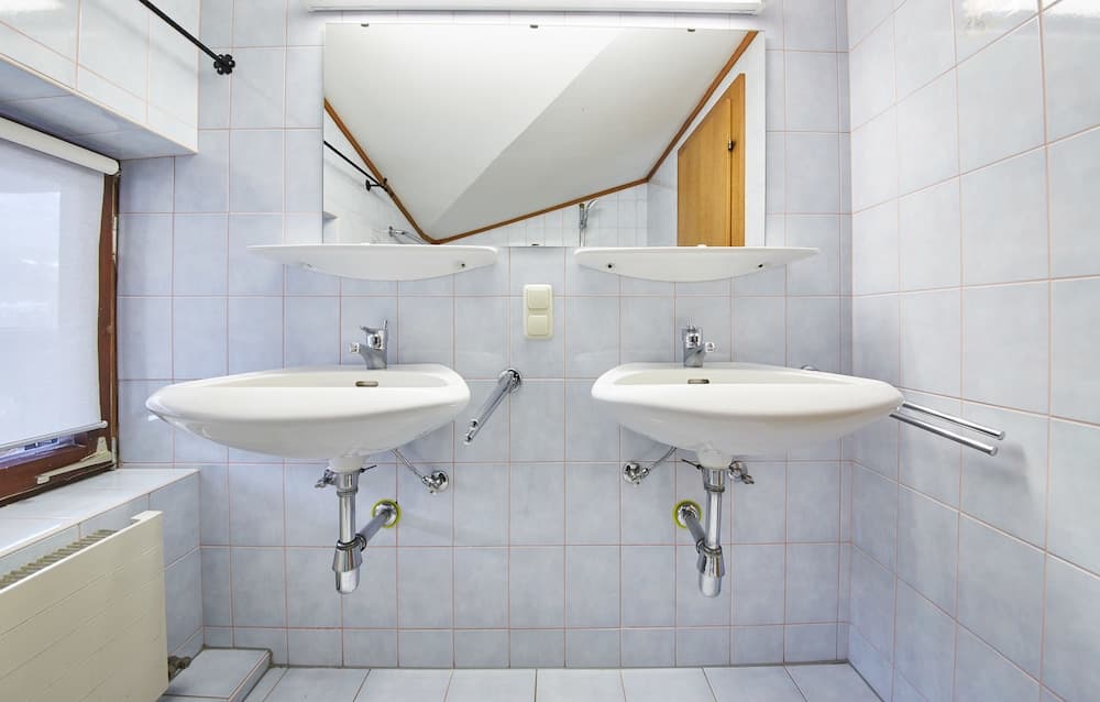Bathroom sink