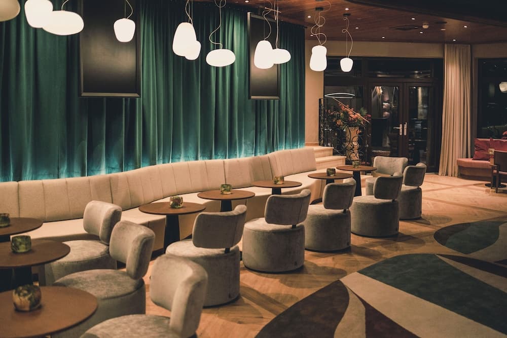Lobby lounge