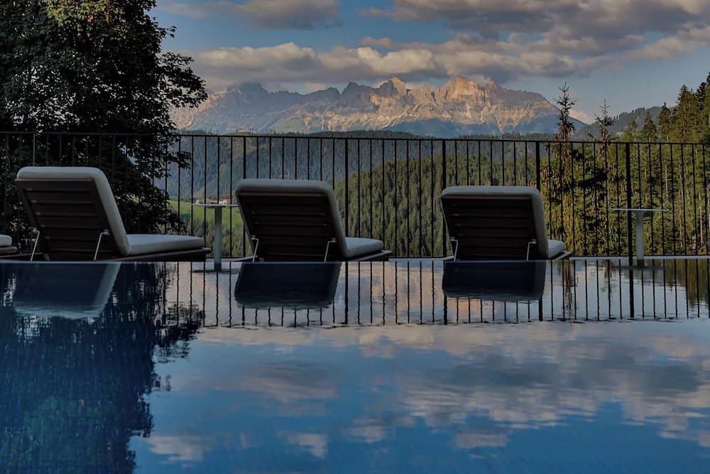 Indoor/outdoor pool
