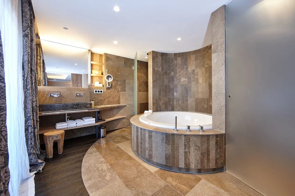 Deep soaking bathtub
