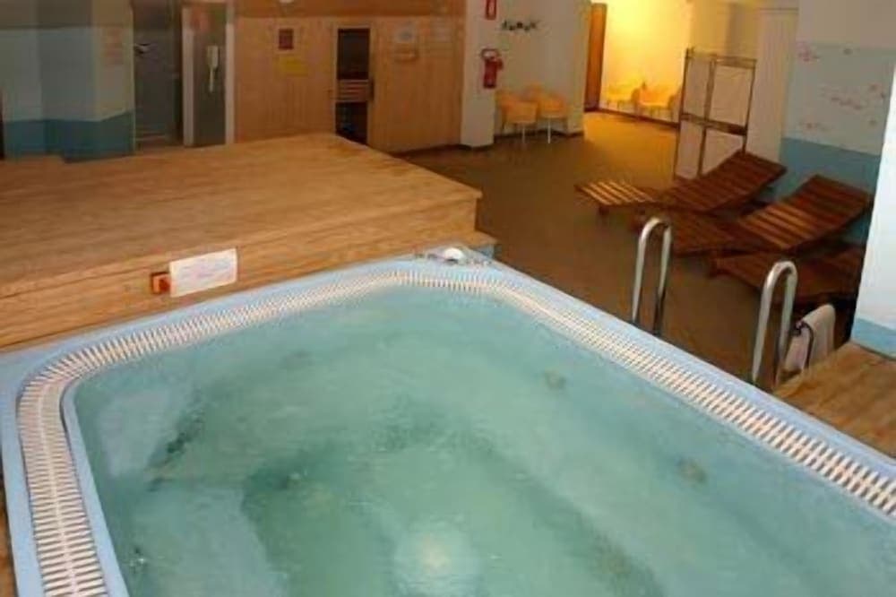 Indoor spa tub