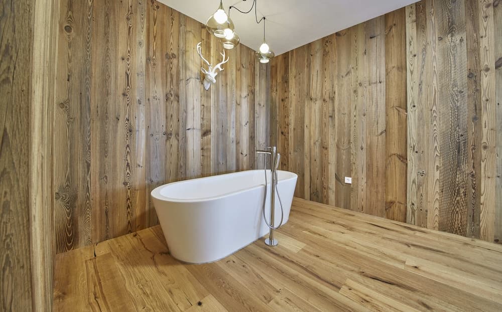 Deep soaking bathtub