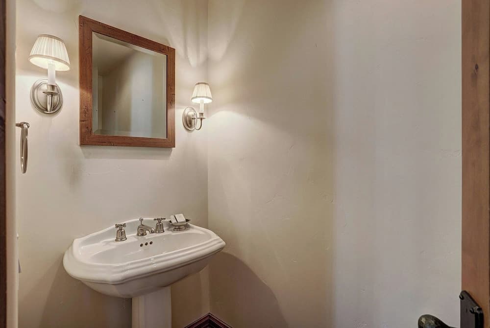 Bathroom sink