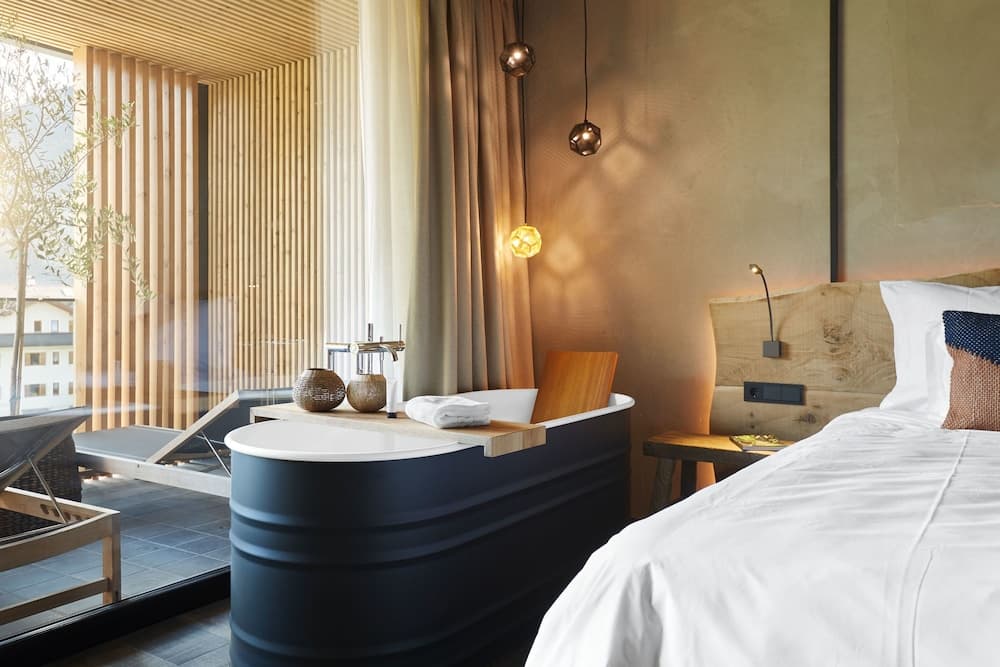 Deep soaking bathtub