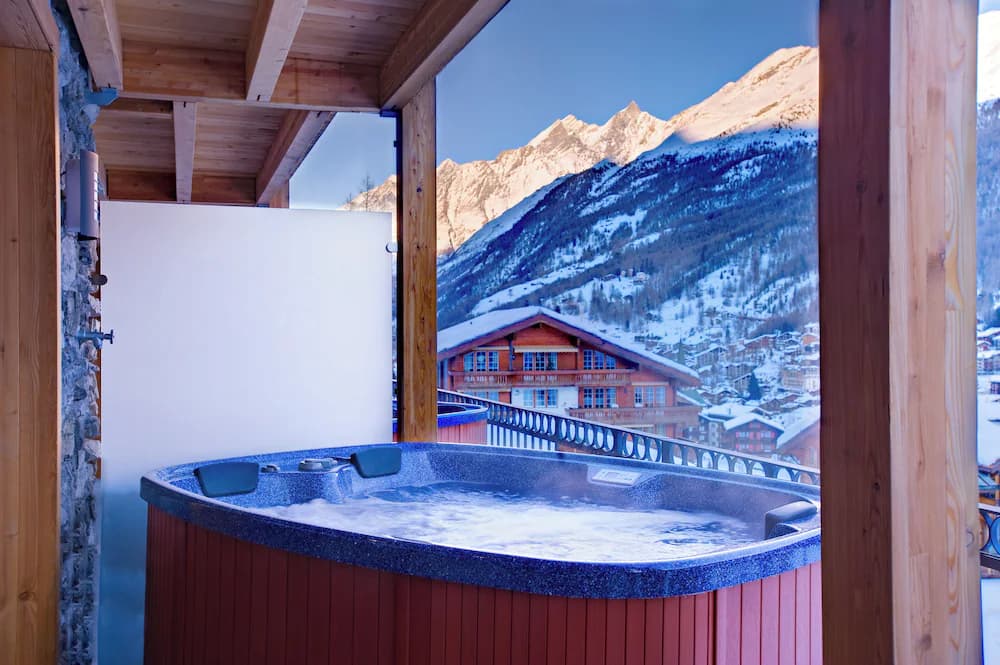 Private spa tub