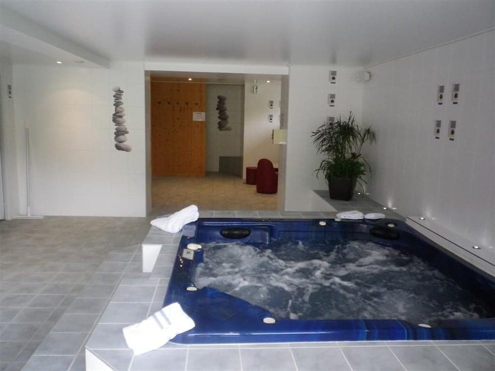 Indoor spa tub