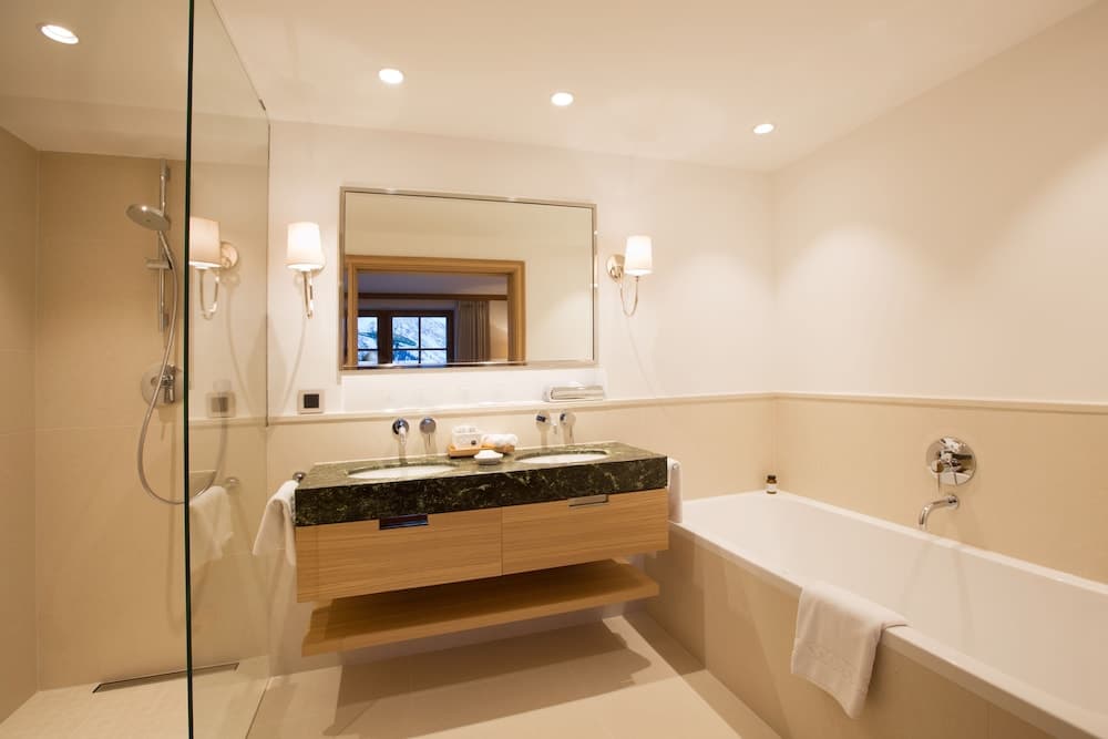 Deep soaking bathtub
