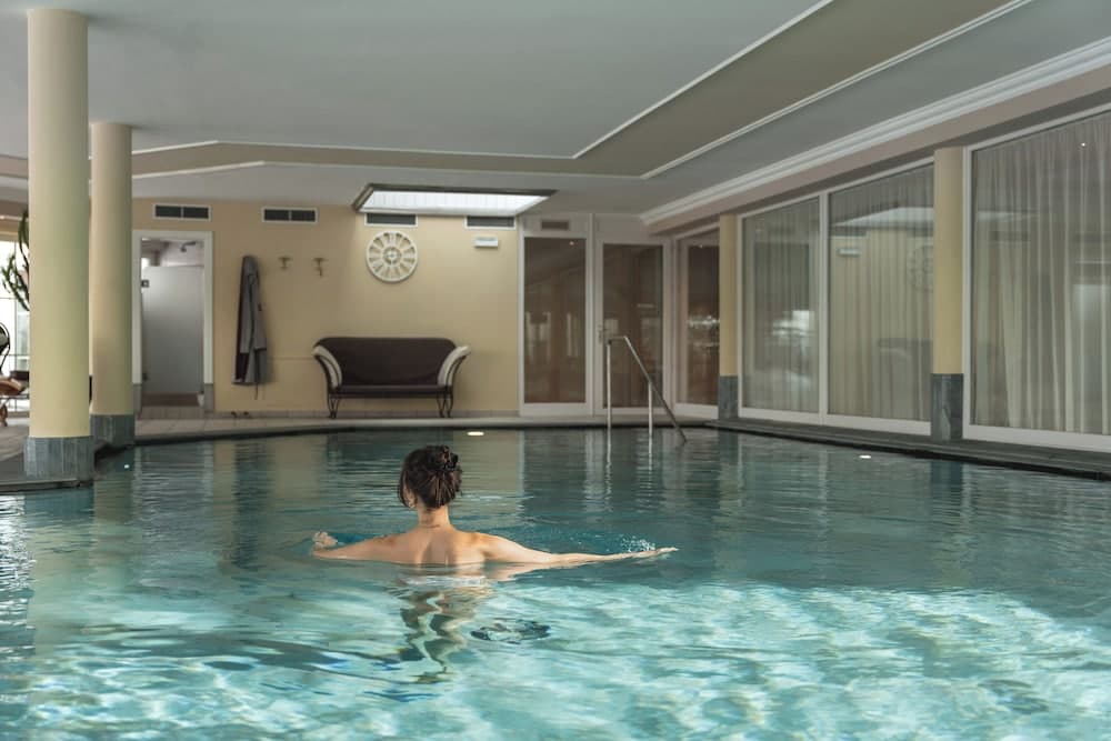 Indoor/outdoor pool