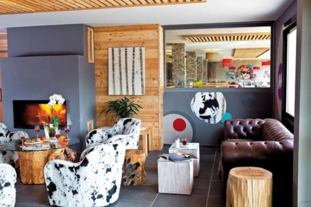 Lobby lounge