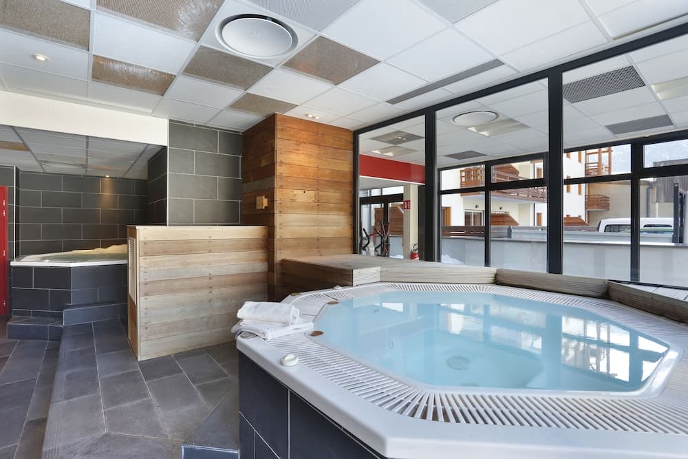 Indoor spa tub