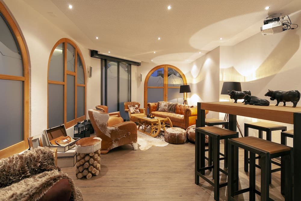 Lobby lounge