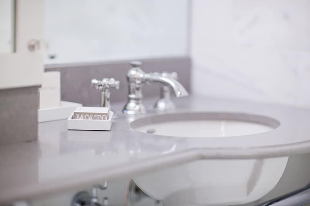 Bathroom sink