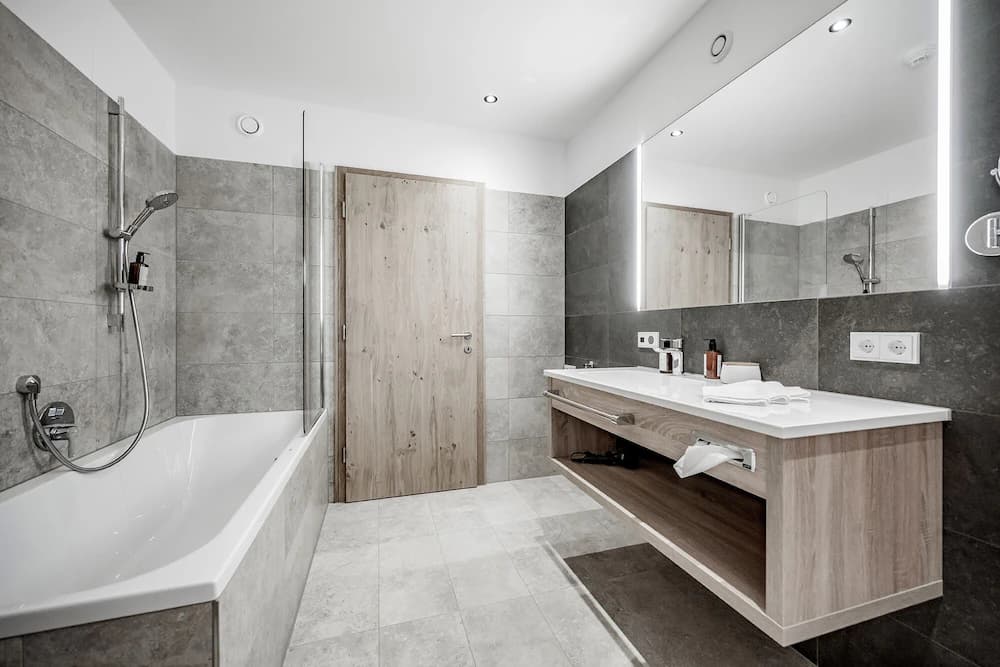 Deep soaking bathtub