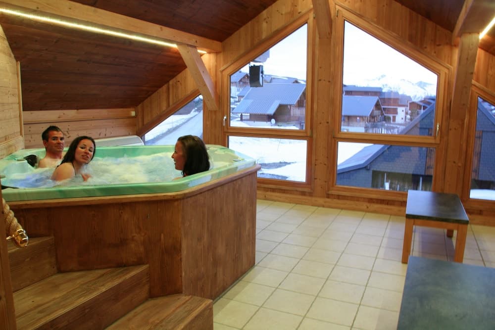 Indoor spa tub