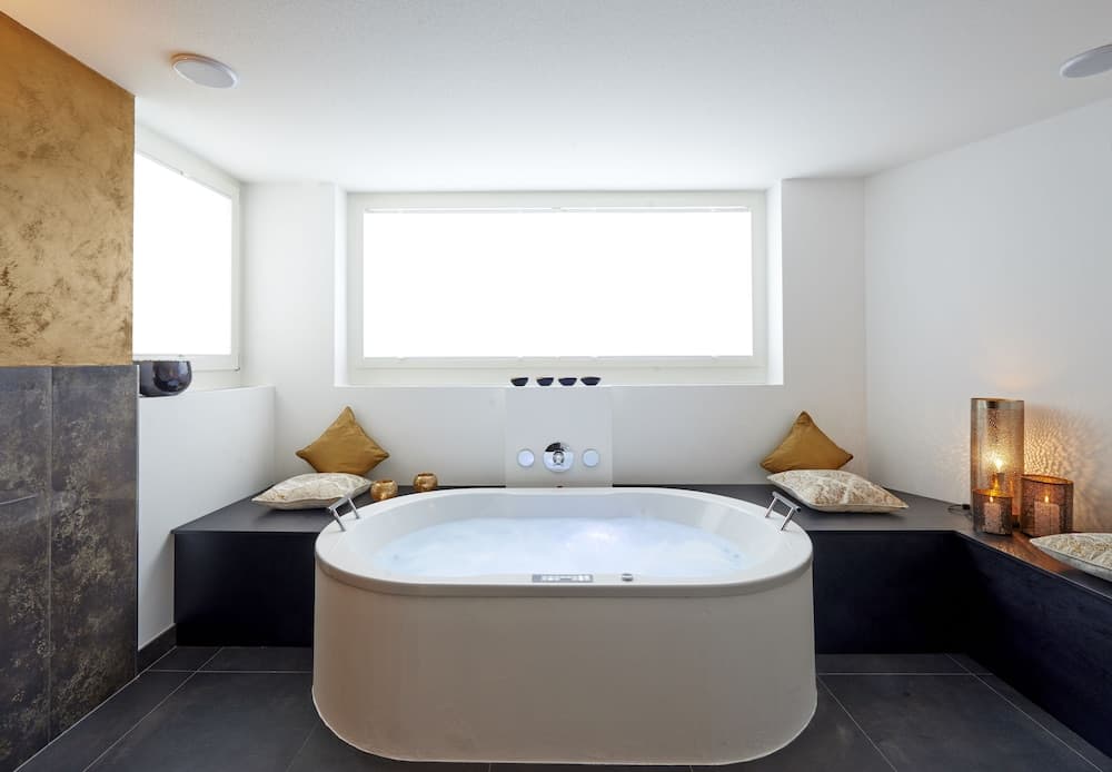 Indoor spa tub
