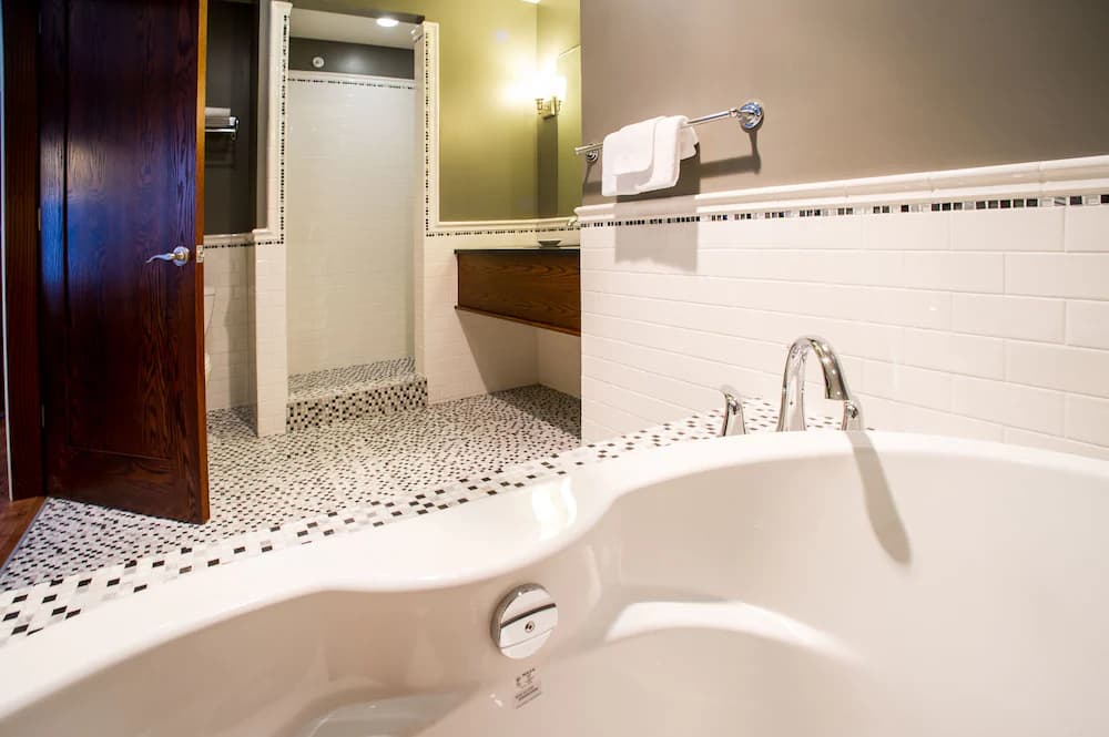 Jetted tub