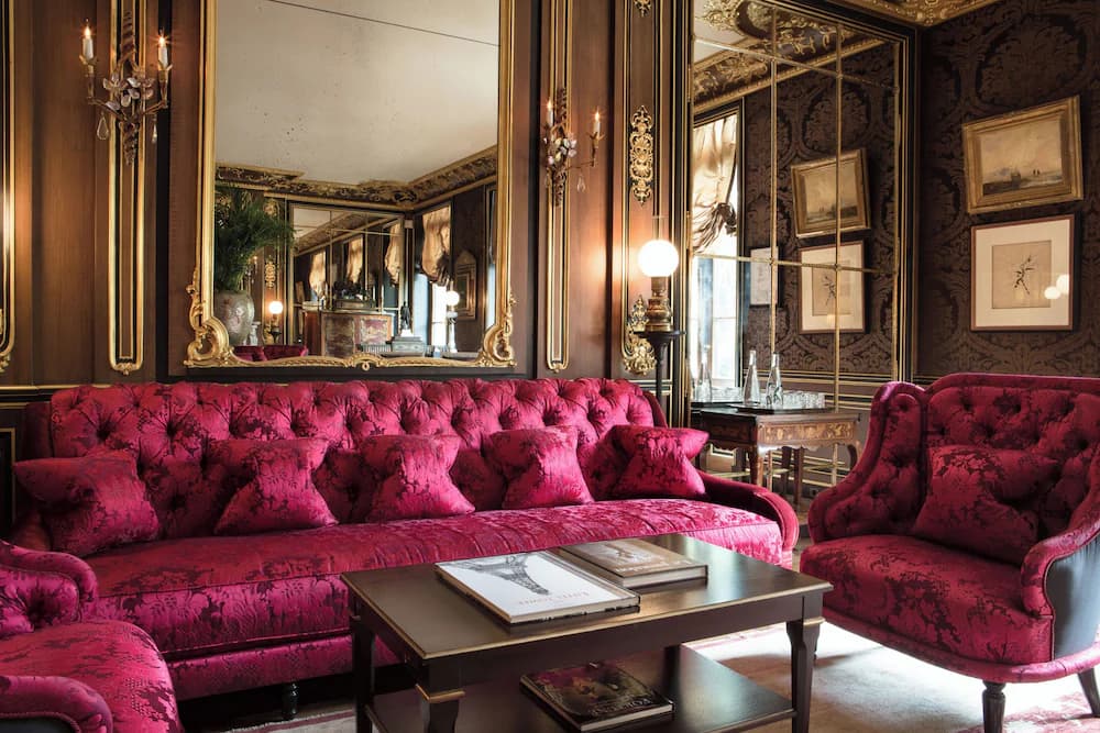 Lobby lounge