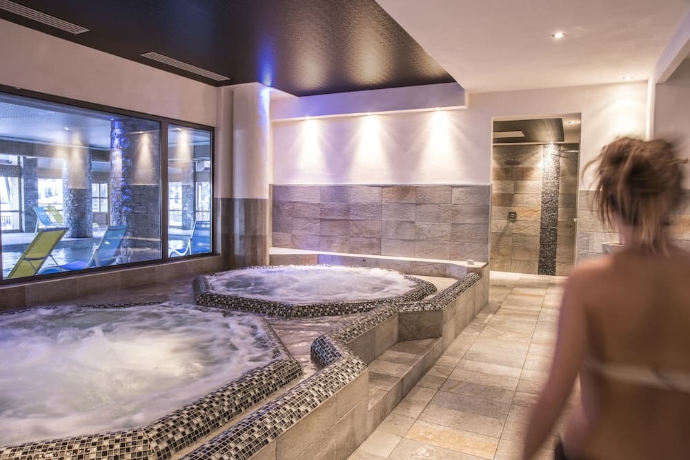 Indoor spa tub